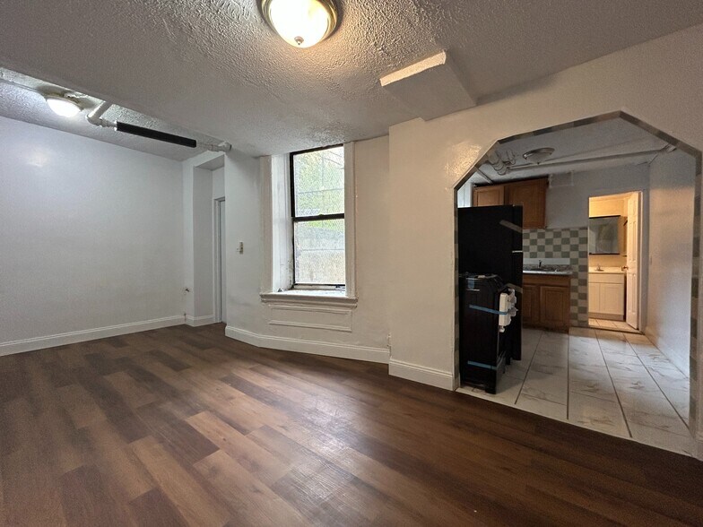 Building Photo - 381 E 160th St