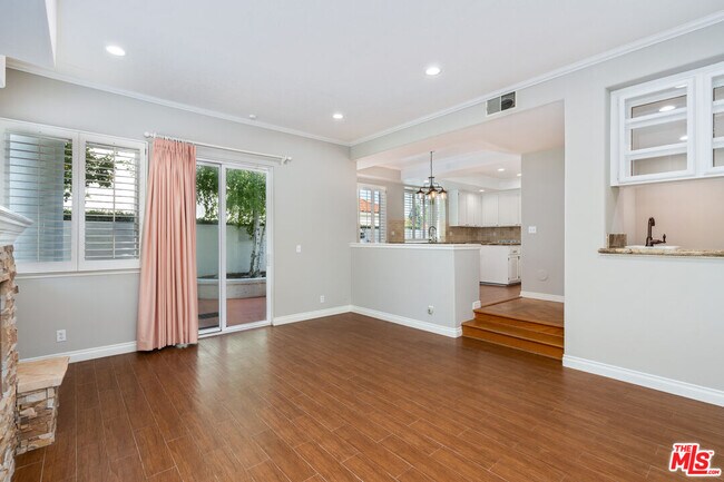 Building Photo - 5683 Hazelcrest Cir