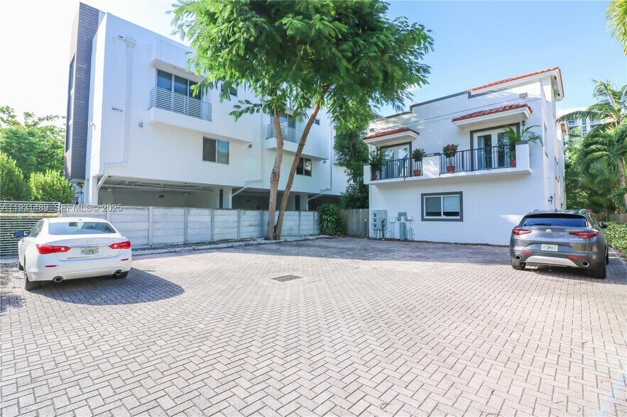 Building Photo - 2947 Coconut Ave