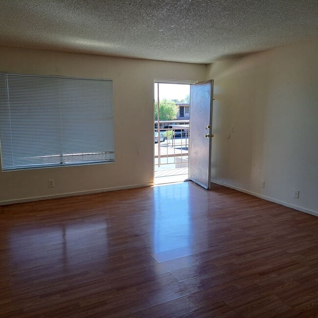 Building Photo - 595 N Royal Crest Cir