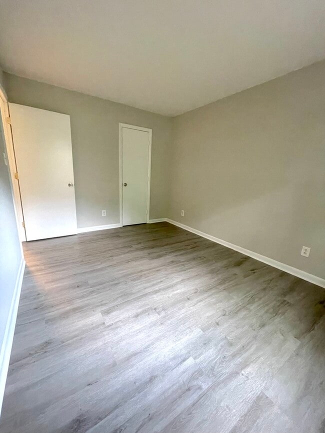 Building Photo - UPDATED 2BED/1BATH TOWNHOME IN TOWN CENTER...