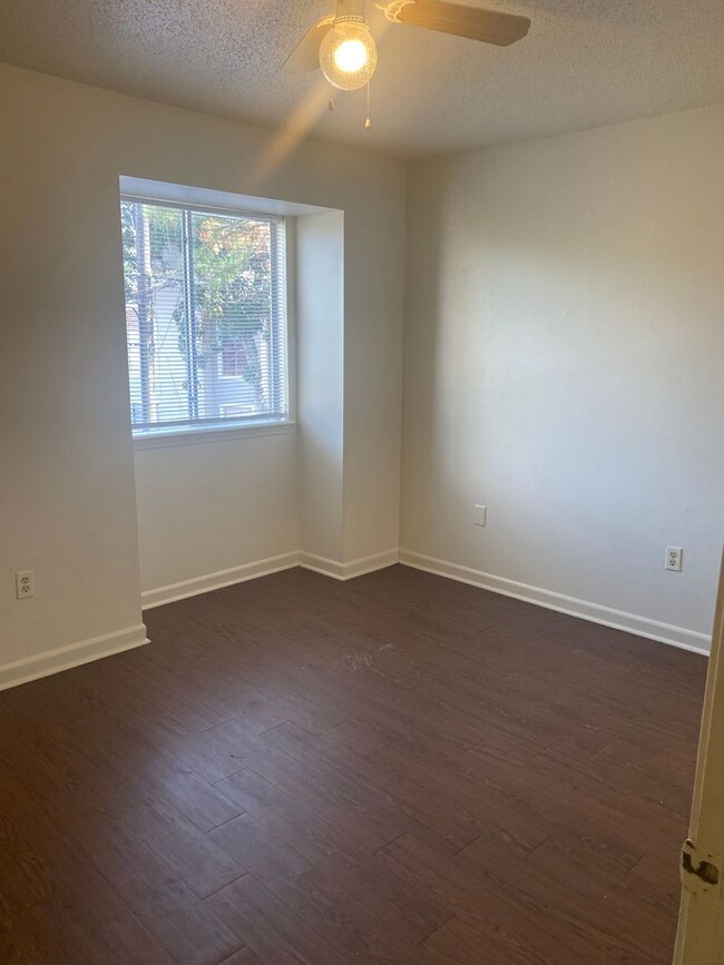 Building Photo - 2 bedroom 2 bath town home in a gated comm...