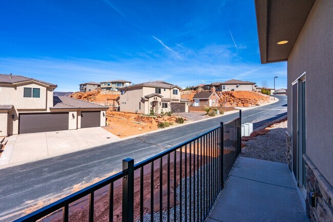 Building Photo - Comfortable Townhome Living with Pool Access
