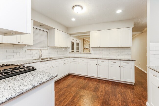 Building Photo - 647 Mosswood Dr