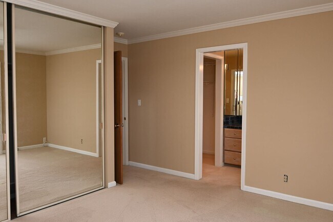 Building Photo - Prime Willow Glen, Just In Time for the Ho...
