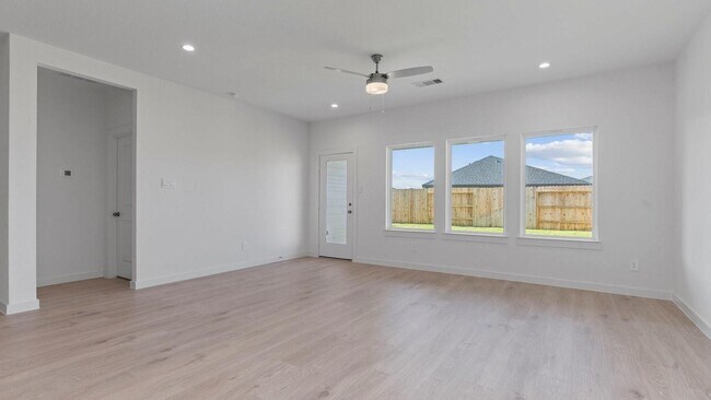 Building Photo - 5030 Balcolm Dr