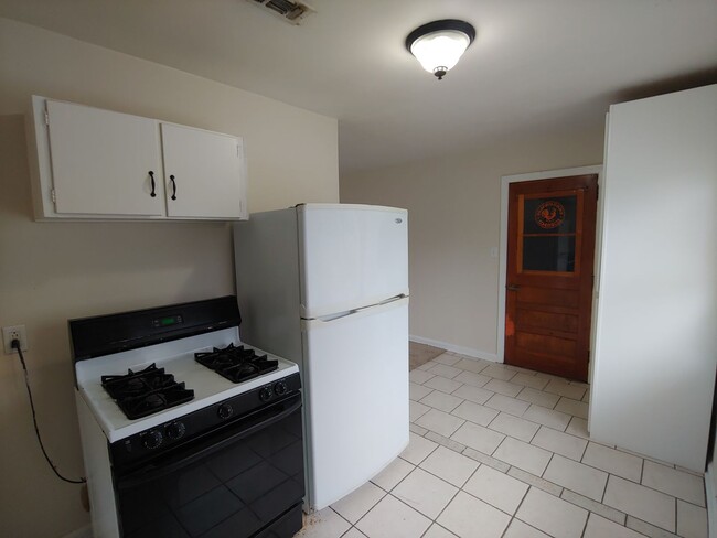 Building Photo - Cute 3BR/1BA cottage with central heat & a...