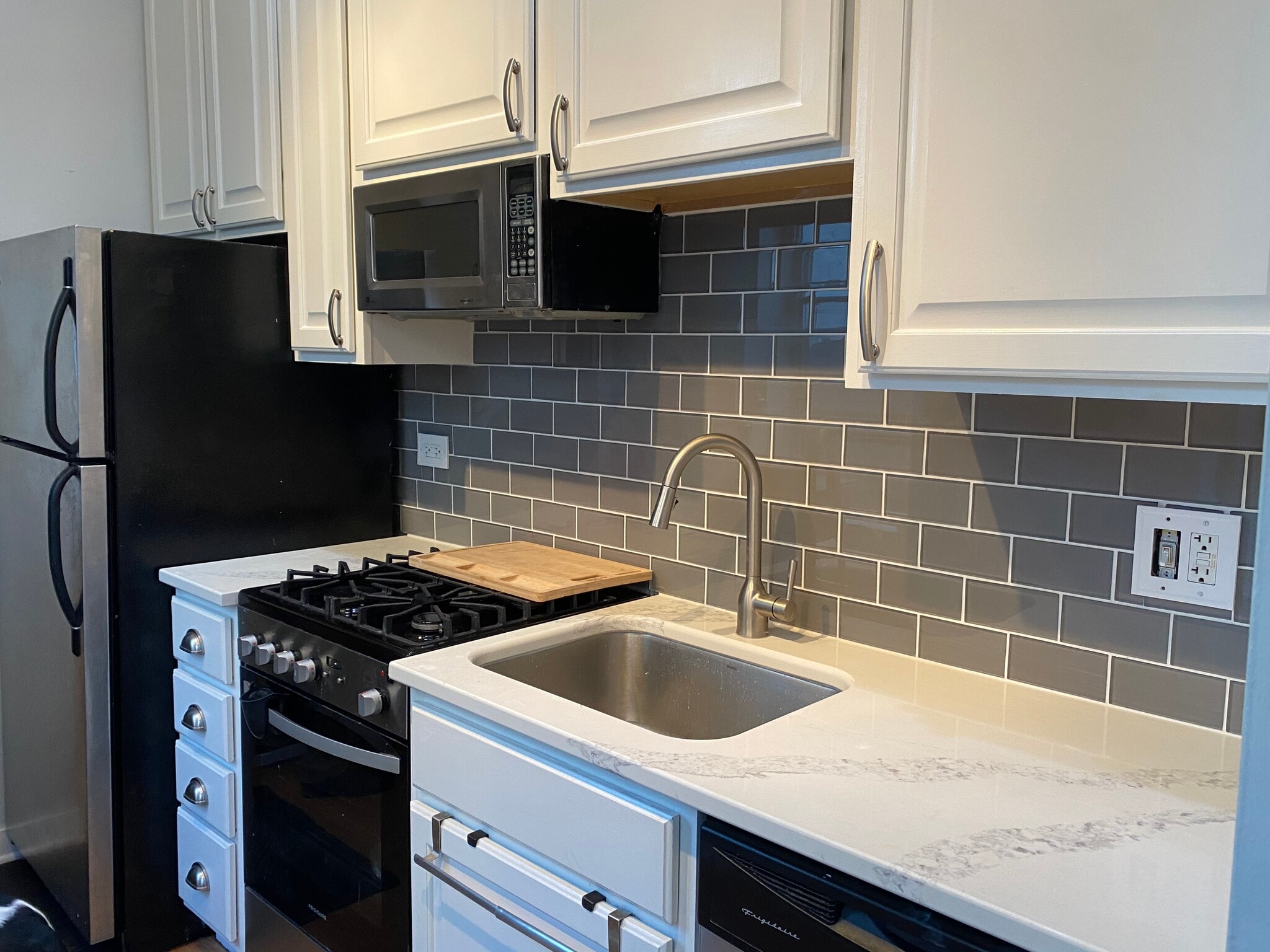 Building Photo - 1510 N Greenview Ave