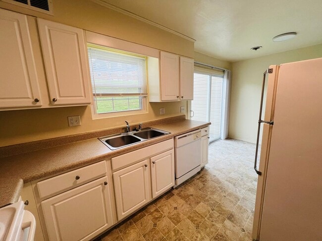 Building Photo - 2 Bedroom, 1.5 Bath Townhouse