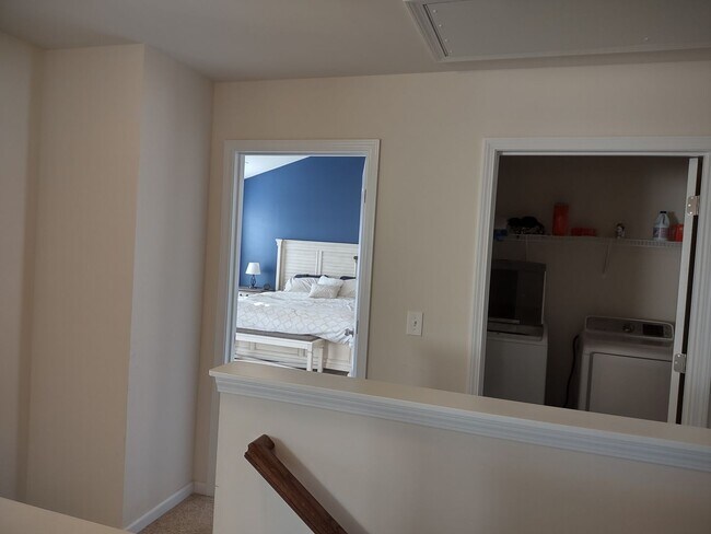 Building Photo - Fabulous Four Bedroom Home in Southeast Columbia!