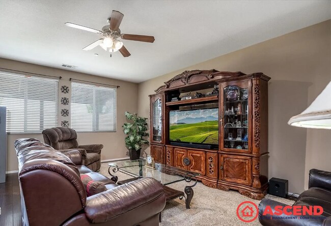 Building Photo - Fabulous Home Off Kern Canyon Rd and Mesa ...