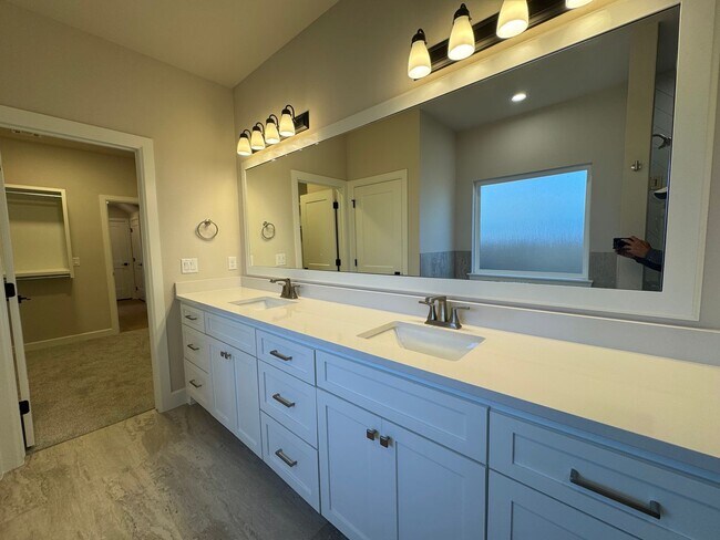 Building Photo - NEW CONSTRUCTION- Never been lived in - 4 bed, 3 bath, 2 car garage!