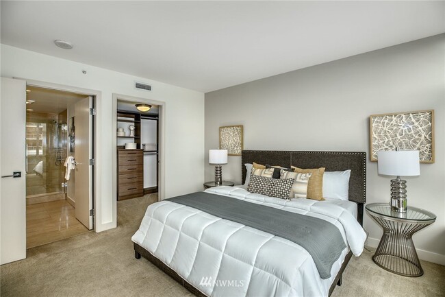 Huge master suite - 588 Bell St