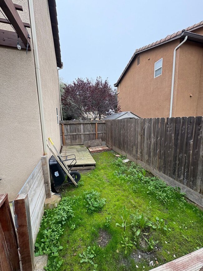 Building Photo - Two story home in NW Visalia Rent Ready!