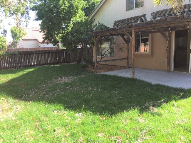 Building Photo - 2 story 3 bed in Northwest Bakersfield with Solar - $2400 + $130 Solar Fee