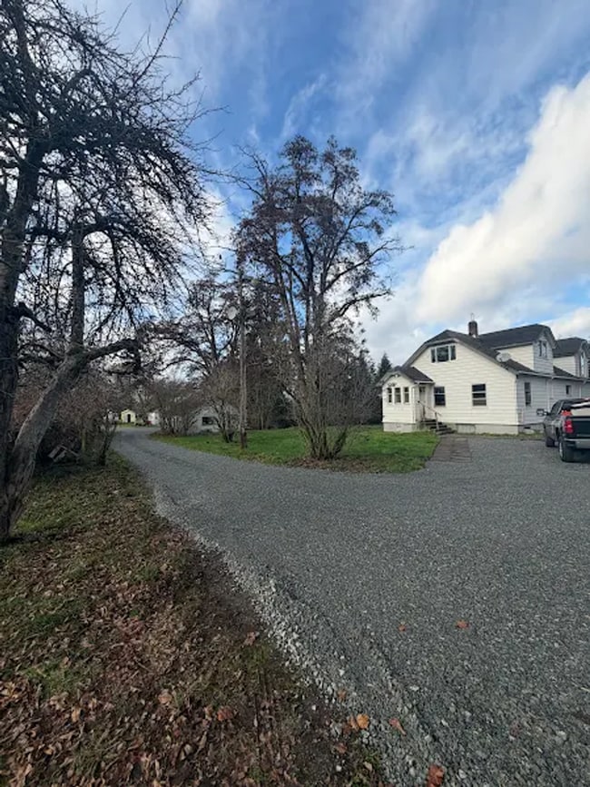 Building Photo - Spacious, clean, updated home ready now!