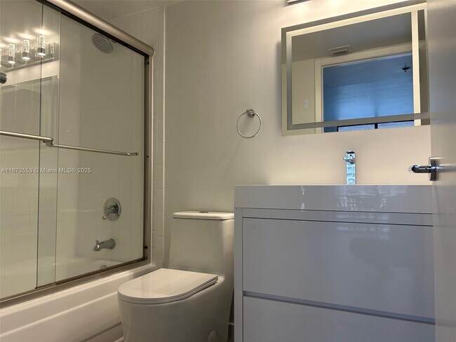 Building Photo - 540 Brickell Key Dr