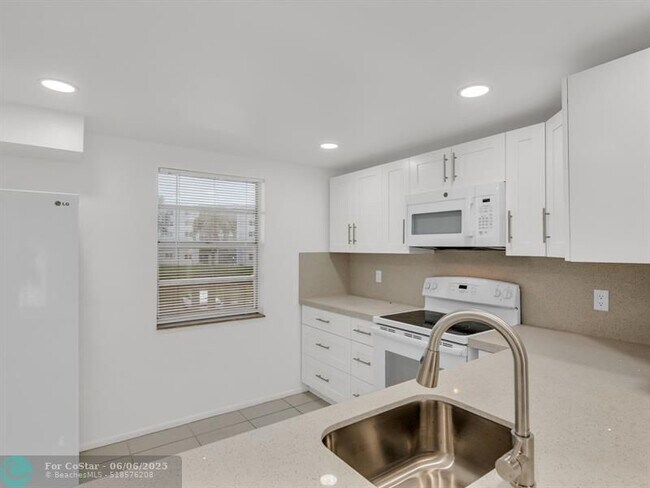 Building Photo - 121 SE 3rd Ave