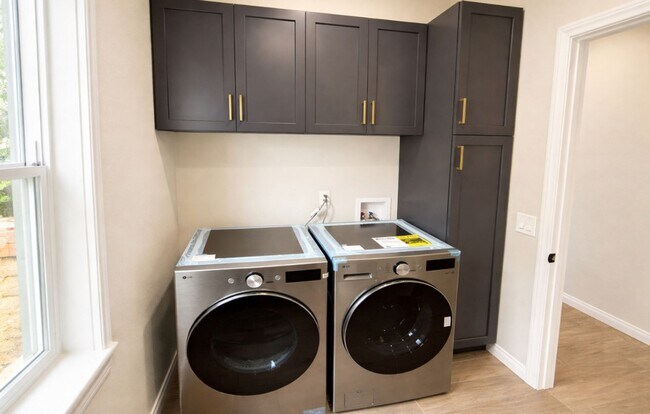 Building Photo - Executive Retreat in Brawley: Spacious 5-Bedroom Home Ideal for Corporate Stays or Refined Family...