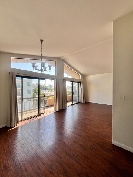 Dining room/ Livingroom - 215 N Mariposa Ave