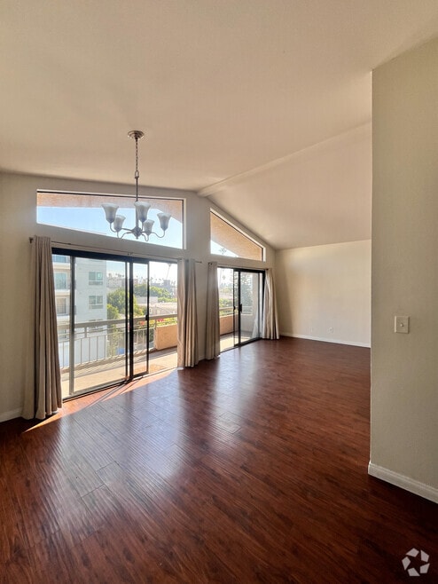Dining room/ Livingroom - 215 N Mariposa Ave