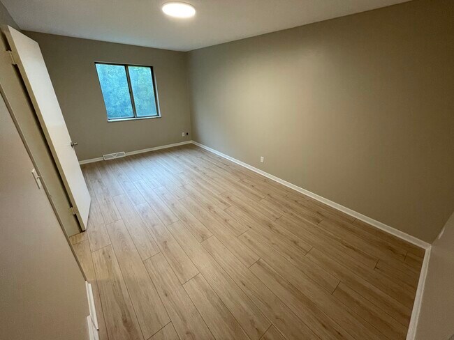 Building Photo - 2598 Chamberlain Rd