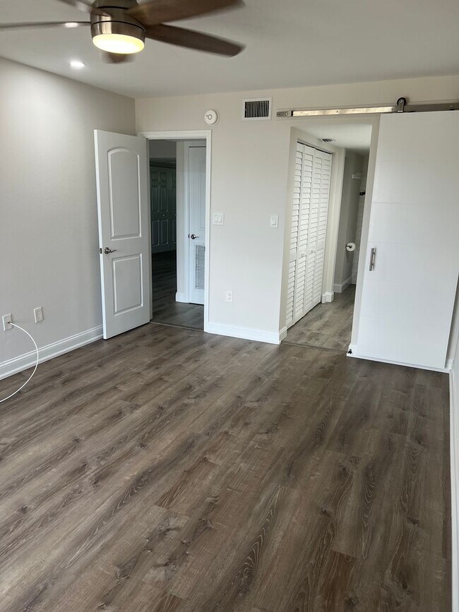 Building Photo - Located on the Myakka River in El Jo Bean  2nd floor