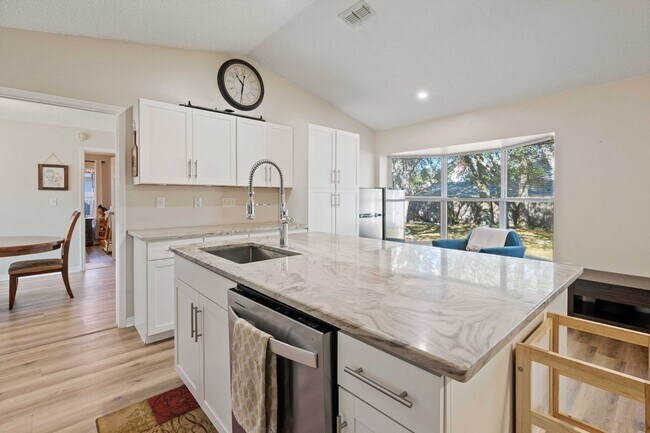 Building Photo - Spacious 3/2 Single Family Home in Spring Hill