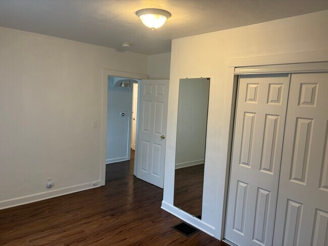 Building Photo - 10 N Greenleaf St
