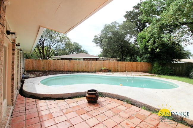 Building Photo - Beautiful Northgate Estates Home with Pool!