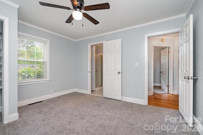 Building Photo - 1005 Home Trail