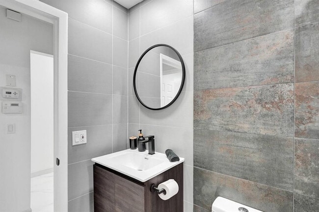 Building Photo - 5434 SW 25th Ave