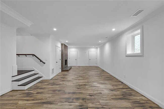 Building Photo - 425 Broadland Rd NW