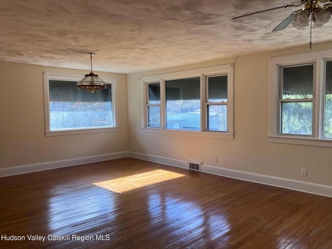 Building Photo - 274 N Rd