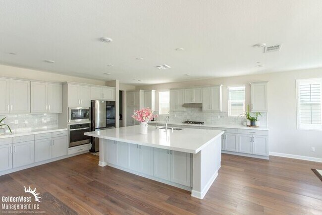 Building Photo - Stunning 5Bdm 3.5Ba Home in Escondido with...