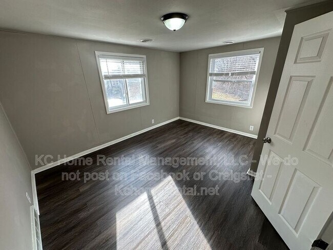 Building Photo - 4400 NE 46th Terrace