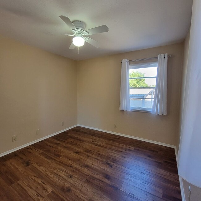 Building Photo - Adorable 2 bed 1.5 bath house with HUGE yard!!