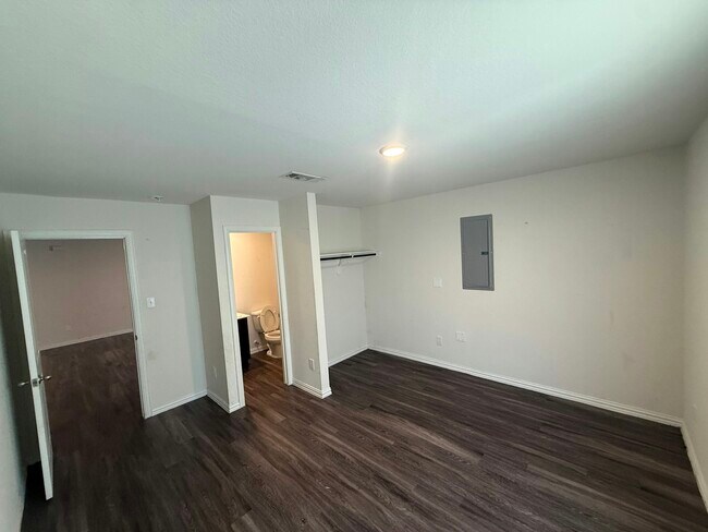 Building Photo - 5509 Nielan St