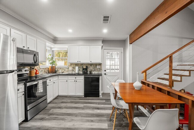 Building Photo - 2 or 3 Bedroom Renovated Mid-Town Charmer