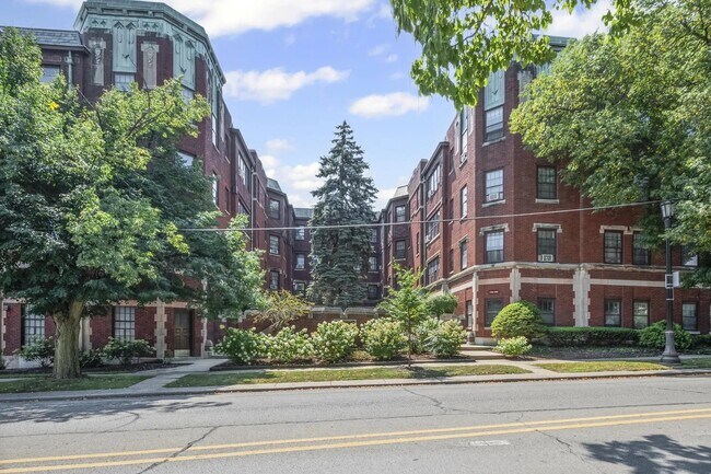 Building Photo - 906 Oakton St