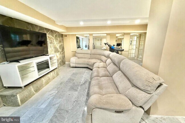 Building Photo - 5439 Richenbacher Ave