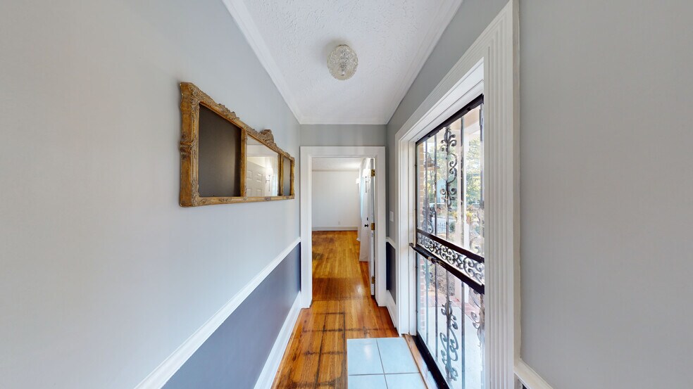 Front entry looking towards unit door - 1004 Belmont Ave
