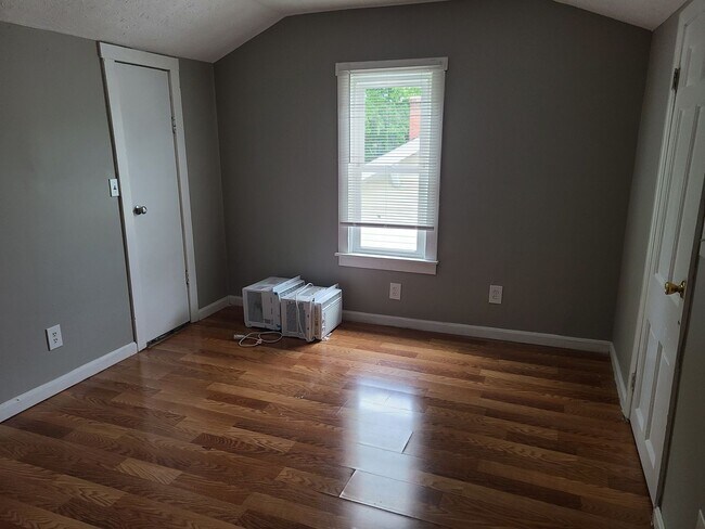 Building Photo - 2 bed 2 bath with bonus areas!  Leasing special- 1/2 month free with paid Security Deposit