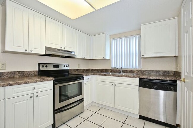 Building Photo - Modern 2/2 Condo in Hawthorne Village - Or...