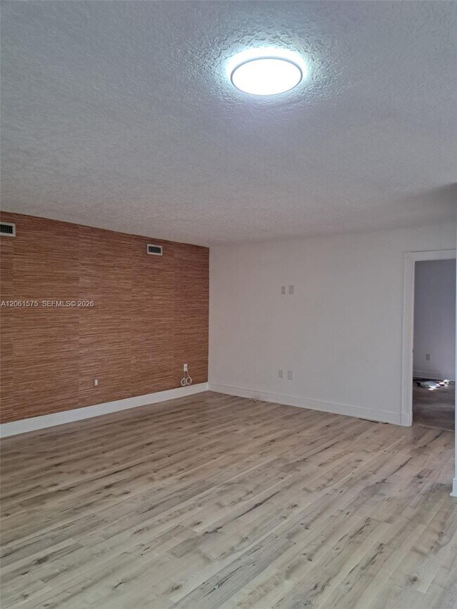 Building Photo - 8860 SW 123rd Ct