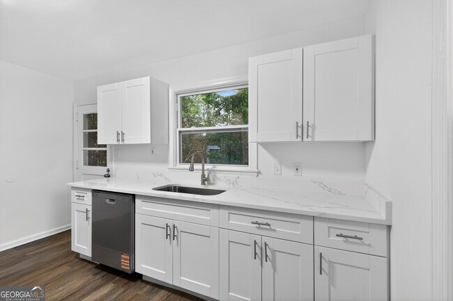 Building Photo - 2036 McPherson Dr