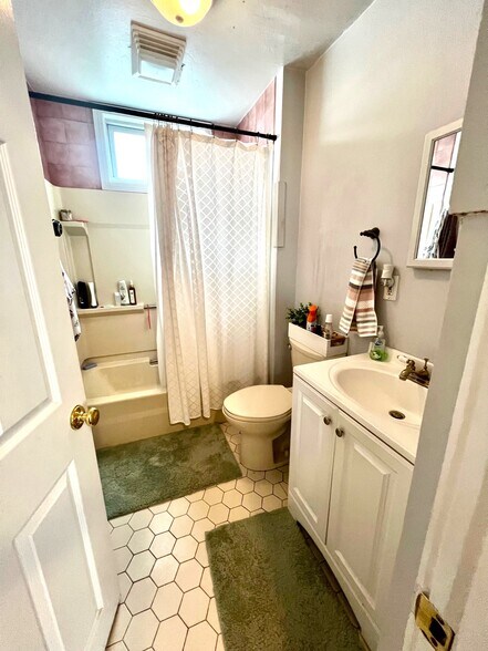 Building Photo - 39 Sterling St