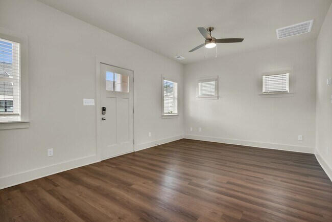 Building Photo - 1 Bedroom Cottage with Elevated Amenities!