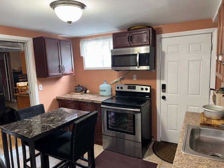 Building Photo - 707 Wren Ct