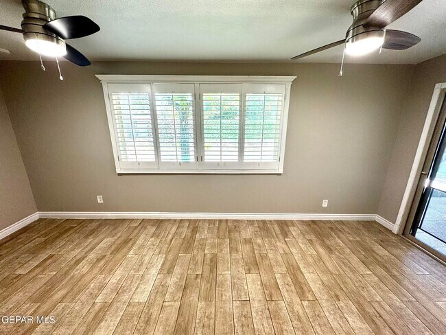 Building Photo - 10288 Lakeview Dr